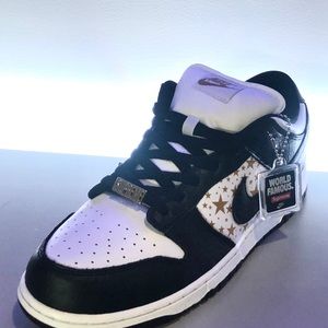 SUPREME * Black Nike SB Dunk Size 10.5